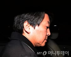 국회 도착한 안철수, 11시 회견 앞두고 긴장고조