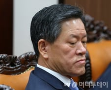 주승용 "비통한 심정...호남 민심은 분열 아냐" 잔류 무게