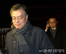 문재인 "쉬면서 당과 정국 구상"…安 탈당 질문엔 '묵묵부답'(상보)