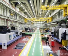 올해 4차례 희망퇴직 두산인프라코어, 직원 수 '반토막'