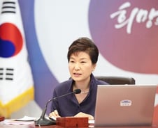 위안부 협상 타결…朴대통령, 日 아베와 전화 통화