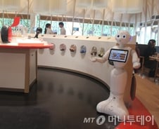 [르포]도쿄 커피숍의 '로봇 페퍼'…주문받고 대화까지