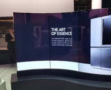 가볍고 작은 화면은 기본…휘어지고 말리기까지 