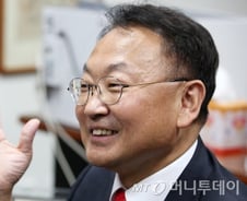 유일호 "경제 재도약에 경고등…경제활력 이어갈 것"