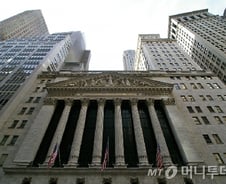 [뉴욕마감]S&P 1900·다우 1.6만선 '붕괴'… 2%넘게 급락