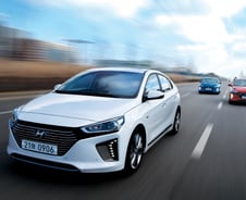 아이오닉, 프리우스 넘은 '슈퍼 연비'에 '재미'까지 