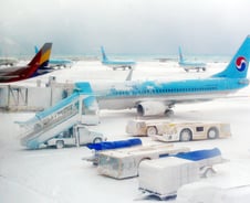 운항 '전면 중단' 제주공항, 승객 5만여명 '발 동동'