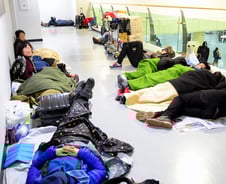 제주공항 "오갈데 없는 승객들에 종이박스 팔았다" 논란에 판매중단