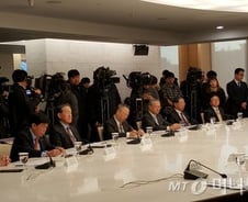 [현장클릭]경제장관-경제단체장 "우리 다 같은 배를 탔다"