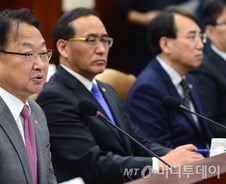 유일호 "예상보다 수출 심각, 내수 뒷받침 돼야"