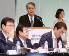 [현장클릭]메모하는 회장님, 받아적는 행장님