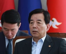 한일 국방장관, 北 미사일 발사 "국제사회 정면 도전"