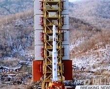 北, "더 많이 쏠 것" 미사일 발사 성공자평…축제분위기