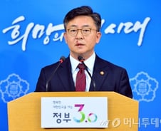 홍용표 "개성공단 중단, 안보차원서 결정…모든사태 北책임"(종합)