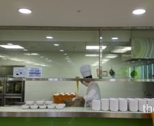 [친절한 판례氏] 종업원 실수로 국물 쏟아 화상…회사책임은 얼마?