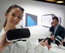 '더 얇게 더 가볍게'…VR도 스마트폰처럼