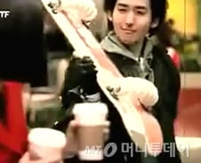 문 열고 들어갈 때 뒷사람을 보시나요?