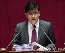 정의당 박원석, 필리버스터 9시간30분…與 조원진과 설전도