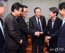 '야권통합'에 포위된 안철수, '안갯속' 당 리더십