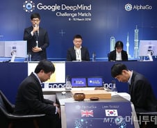 이세돌 '첫승'… 인공지능 '바늘구멍' 뚫은 '신의 바둑'(종합)