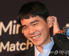 "인공지능 꺾었다"…이세돌 첫 승전보에 대국장 '환호'