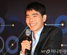 '첫 승' 이세돌 "제5국은 흑으로 둬 이기고 싶다"