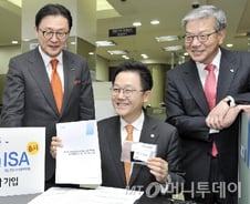 ISA 첫 고객 강석훈 의원 "부자 되게 해주세요"