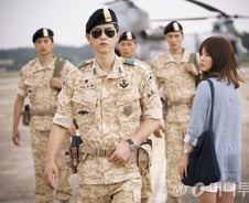 '태양의 후예'송중기vs'검사외전'강동원 증시서 격돌