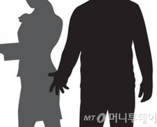 [친절한 판례氏] 뒤따라가 껴안으려다 멈췄어도 '유죄'