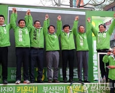 국민의당 지지율 '들썩'…與는 1년만에 최저치