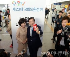 "빨간옷 입고 'V' 돼요?" 투표 인증샷 어디까지