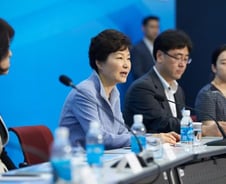 朴대통령, '태양의후예' 송중기와 한식문화관 방문