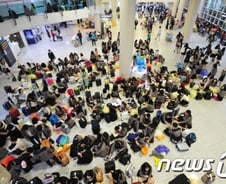 [르포]"언제 탈지 몰라 공항서 하룻밤 보내야…"