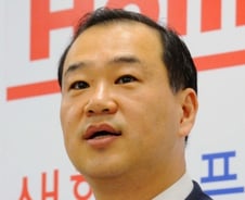 김상현 대표 '진땀 뺀 데뷔전'…"가습기 살균제 공식 사과"