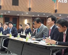 [현장클릭]김정태 회장부터 계열사 사장까지 총출동한 이유는 