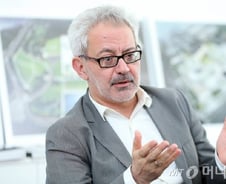 마리 국립현대미술관 관장, "조이디비전부터 보들레르, 로르카까지" 