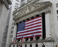 [뉴욕마감]실적부진에 '소비' 우려↑…3대 지수 1%대 급락