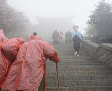 다리를 저는 노파, 빗줄기를 뚫고 태산에 오르다  