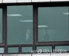 [단독]로비 의혹 홍만표, 대기업 '사외이사'로도 억대 수입