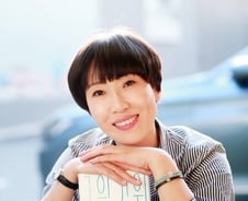 정유정 "비둘기 안에 매의 어두운 숲 드러내고파"