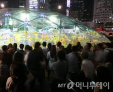 '불금' 강남역 변함없지만…"화장실은 같이 가자"