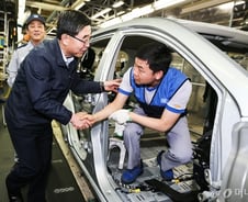 1725명 해고 車공장, 5년뒤 전원 복직…조선업계는?