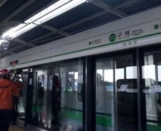 스크린도어 3명 참사 후에야…안전 떠맡은 '서울메트로'