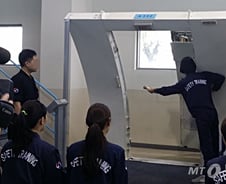 [르포]"벨트풀어, 나와!"…승무원 객실훈련센터 가보니