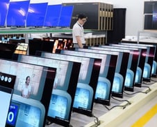 땀흘리며 TV보는 사람들.."품질 타협없다"