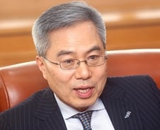 "유독 한국 은행들만 호봉제 고수..성과연봉제 도입 서둘러야"