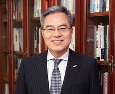 은행 성과연봉제 총대 멘 하영구 은행연합회장