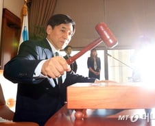 비둘기파 득세, 韓銀 전격 금리인하…역대 최저 1.25%