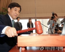 1.25%!… 비둘기파 금통위, 최저금리 새 역사 썼다 