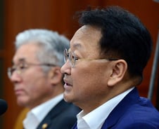 유일호 "금리 인하, 상당히 긍정적 영향 미칠 것"